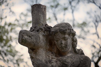 Bild: Statue: Engel mit einem Kreuz auf einem Friedhof in Hagen (NRW, Deutschland)