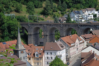 Bild: Stadt Hornberg im Schwarzwald, mit Eisenbahnbrücke