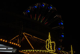 Bild: Weihnachtsmarkt mit Lichtern und Riesenrad