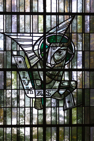 Bild: Kirchenfenster (katholische Kirche in Rummenohl, Hagen): Flügelstier (Symbol für den biblischen Evangelisten Lukas)