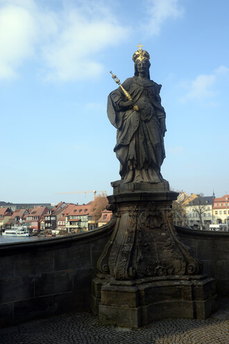 Bild: Bamberg: Statue der Kaiserin Kunigunde (lebte im Mittelalter um 1000)