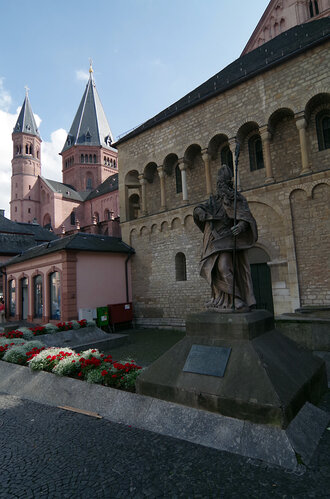 Bild: Mainz: St. Bonifatius (Heiliger) vor dem Dom