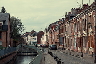 Bild: Straße und Fluss in Amiens (Stadt in Frankreich)