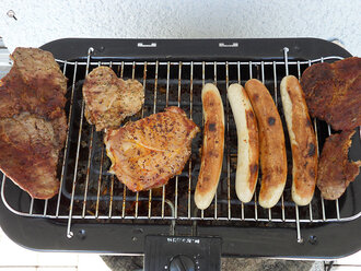 Bild: Grill und Grillfleisch