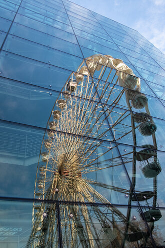 Bild: Riesenrad spiegelt sich in einem Hochhaus