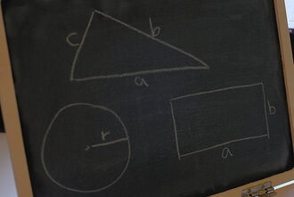 Bild: Mathematik / Geometrie: Dreieck, Kreis, Quadrat auf einer Tafel