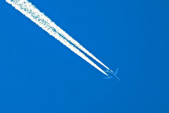 Bild: Flugzeug und Kondensstreifen am Himmel