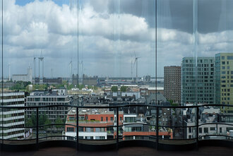 Bild: Antwerpen (Belgien) durch gewellte Scheibe im Museum aan de Stroom (Museum am Strom)