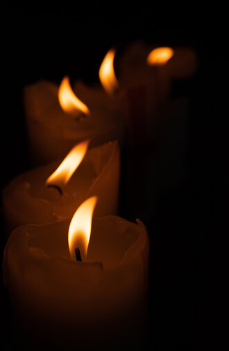 Bild: Vier Kerzenflammen