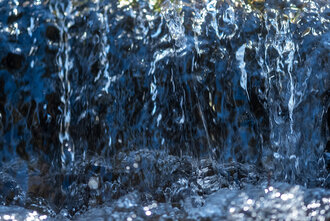 Bild: Kleiner Wasserfall in einem Bach