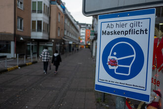 Bild: Hinweis-Schild zu Coronazeiten: Mund-Nase-Maske tragen!