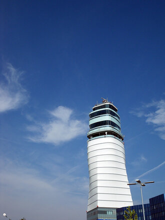 Bild: Flughafen (Wien): Kontrollturm (Tower) vor Himmel mit Schleierwolken