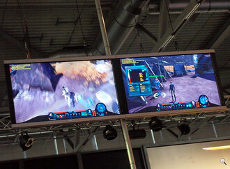Bild: Computerspiel auf zwei Monitoren