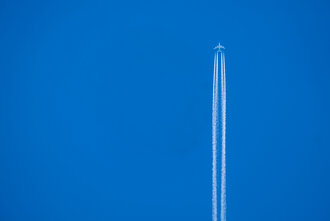Bild: Flugzeug und Kondensstreifen