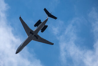 Bild: Flugzeug von unten am Himmel