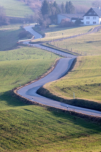 Bild: Kurvige Landstraße im Sauerland