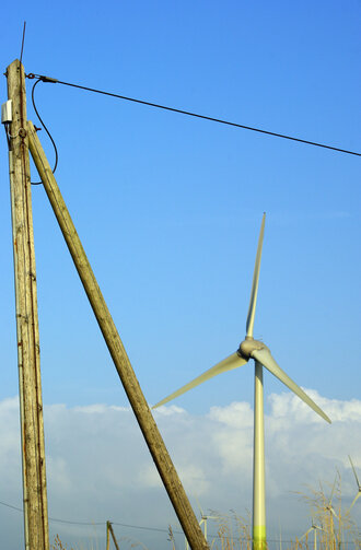 Bild: Windkraftanlage und Stromleitung