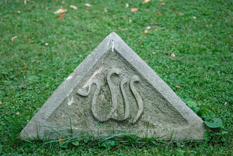 Bild: Stein auf einem Friedhof mit religiösen Symbolen. Hier: Allah, Gott, Islam