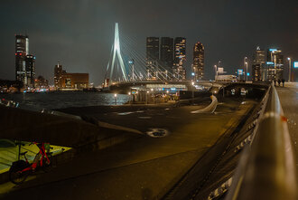 Bild: Rotterdam (Niederlande), Ersamusbrücke: Großstadt in der Nacht