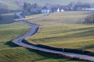 Bild: Kurvige Landstraße im Sauerland