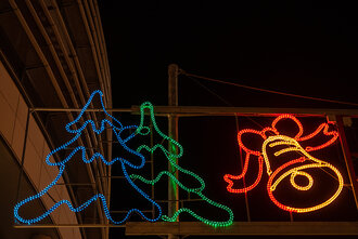 Bild: Bunte Beleuchtung in der Stadt zu Weihnachten