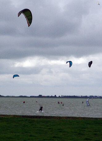 Bild: Kitesurfen (Windsurfen mit lenkbaren Drachen)