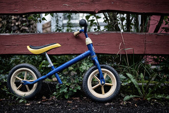 Bild: Altes Laufrad eines kleinen Kindes