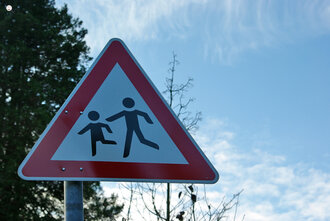 Bild: Verkehrsschild: Achtung! Spielende Kinder