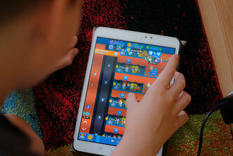 Bild: Junge spielt am Tablet (Clicker-Game)