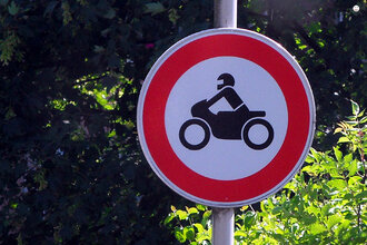 Bild: Verkehrsschild: Durchfahrt für Motorräder verboten