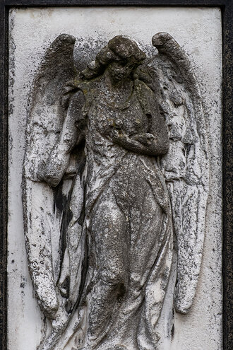 Bild: Engel auf einer Grabplatte (Friedhof in Hagen, NRW)