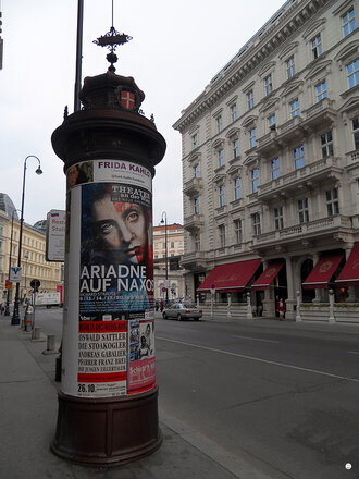 Bild: Litfasssäule in Wien (gegenüber dem Hotel Sacher)