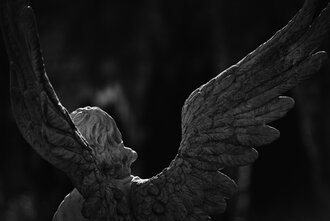 Bild: Friedhof: Engel an einem Grab