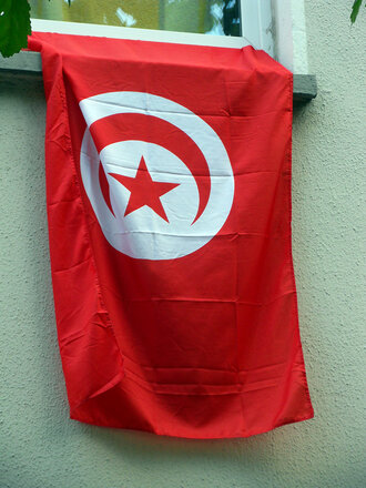 Bild: Nationalflagge von Tunesien (richtig: nach links drehen)
