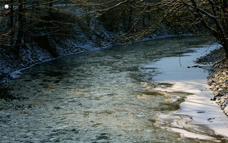 Bild: Fluss im Winter