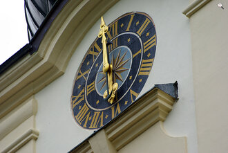 Bild: Uhr an der St-Nikolaus-Kirche in Tannheim (Tirol/Österreich)
