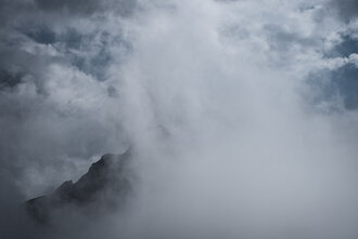 Bild: Berge im Nebel (Alpen, Tirol, Österreich)