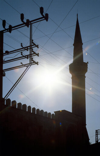 Bild: Türkei: Beyshehir, Minarett und Stromverbindungen
