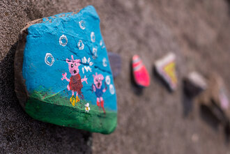Bild: Bemalte Steine in Corona-Zeit: Peppa Pig