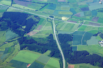 Bild: Autobahn und Landschaft aus der Luft fotografiert