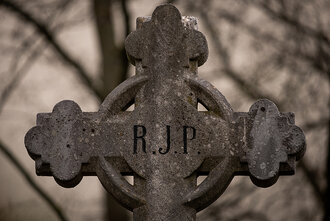 Bild: Aufschrift "R.I.P." auf einem Grabkreuz (R.I.P. = Rest In Peace, auf deutsch "Ruhe in Frieden")