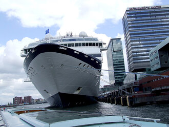 Bild: Amsterdam: Kreuzfahrtschiff
