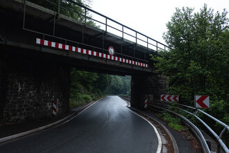 Bild: Brücke über eine Landstraße (B54)