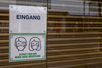 Bild: Eingang ins Geschäft zu Coronazeiten: Mund-Nasen-Schutz tragen!