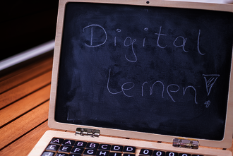 Bild: Schreibtafel im Stil eines Notebooks, Aufschrift: Digital lernen