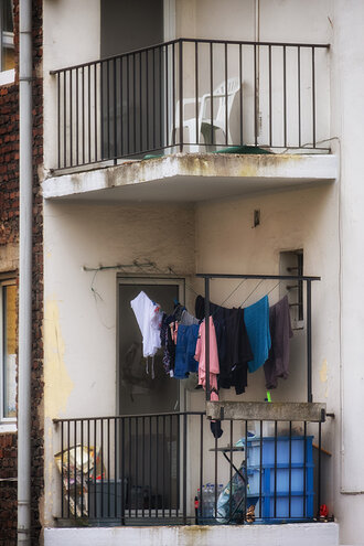 Bild: Balkon und Wäsche, die zum Trocknen aufgehängt wurde