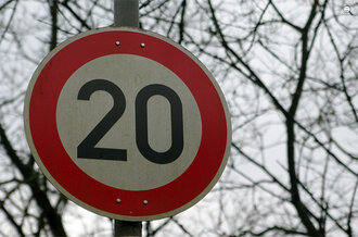 Bild: Verkehrsschild: Zulässige Höchstgeschwindigkeit 20 km/h