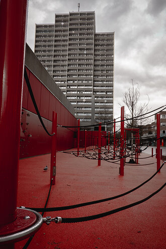 Bild: Spielplatz in einer Hochhaussiedlung