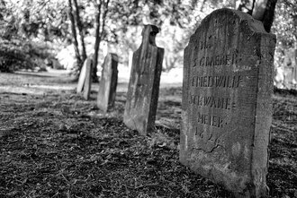 Bild: Friedhof (Iserlohn): Alte Gräber