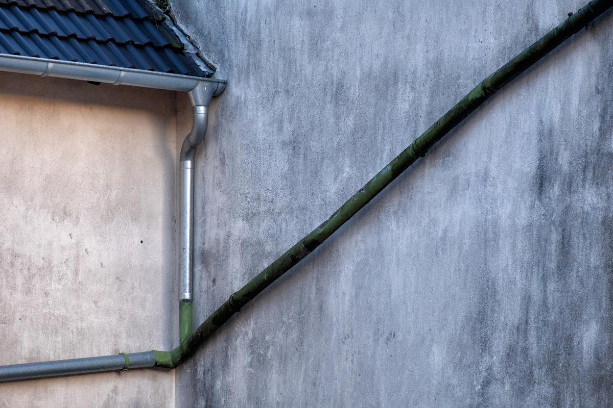 Bild: Wasserrohre an einer Hauswand